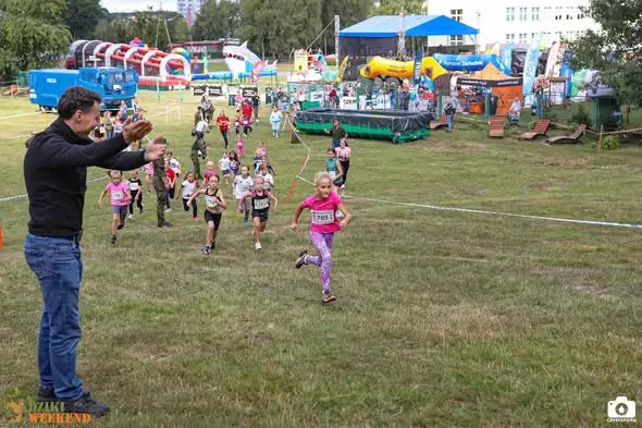 KS Police dumnie reprezentuje dzieci na biegach podczas Dziki Weekend