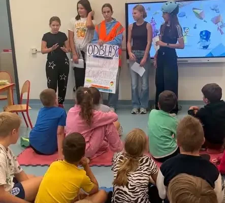 Wolontariusze z PSP Dobra uczą najmłodszych, jak bezpiecznie dotrzeć do szkoły