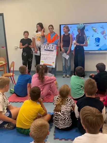 Wolontariusze z PSP Dobra uczą najmłodszych, jak bezpiecznie dotrzeć do szkoły