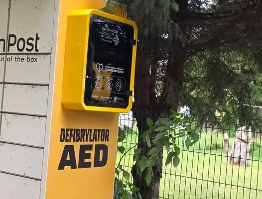 Nowy Warpno: defibrylator AED na paczkomacie InPost przy przedszkolu