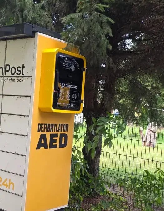 Nowy Warpno: defibrylator AED na paczkomacie InPost przy przedszkolu