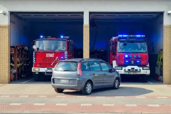Ostrzeżenie strażaków z Dobrej: zastawiona brama remizy może kosztować życie