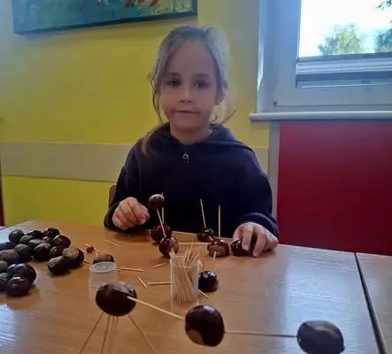 Kasztanowa lekcja w klasie 1PA – nauka przez zabawę w Szkole Podstawowej w Białej