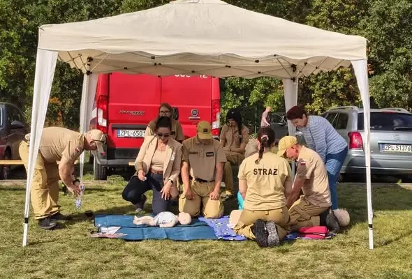 Młodzieżowa drużyna pożarnicza ISKRA Dobra na festynie w Rzędzinach – pokazy pierwszej pomocy i zabezpieczenie wydarzenia
