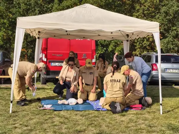 Młodzieżowa drużyna pożarnicza ISKRA Dobra na festynie w Rzędzinach – pokazy pierwszej pomocy i zabezpieczenie wydarzenia