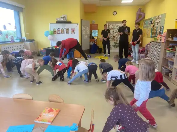 Szczypiorniści Pogoni Szczecin odwiedzili PSP Dobra i przedszkole