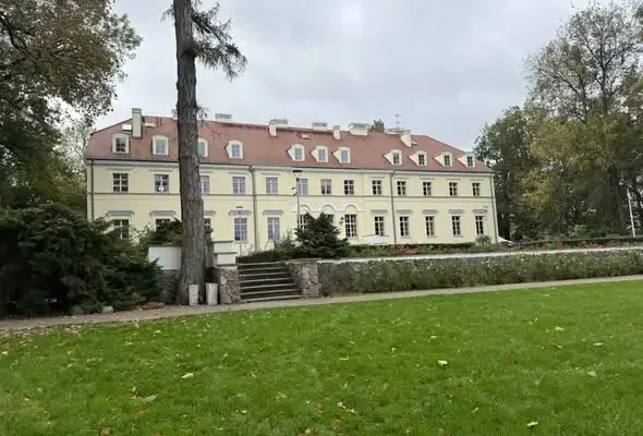 Uczniowie z gminy Dobra odkrywają ogród w Przelewicach – nagroda za konkurs ekologiczny