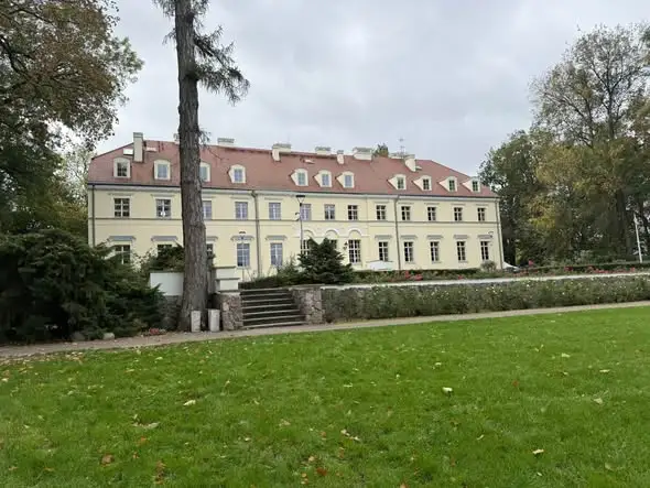 Uczniowie z gminy Dobra odkrywają ogród w Przelewicach – nagroda za konkurs ekologiczny