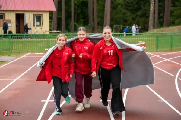 Złoty finisz sezonu lekkoatletycznego w Policach – 18 życiówek i 13 miejsc na podium