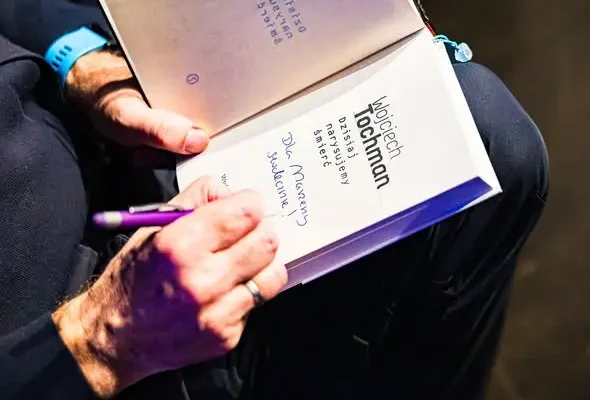 Wojciech Tochman w MOK Police: spotkanie o książce „Delfiny i Belzebub”
