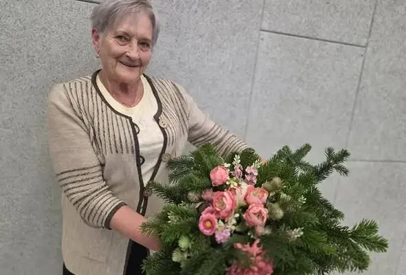 Warsztaty florystyki funeralnej dla seniorów w Ostoi