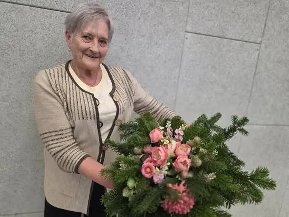 Warsztaty florystyki funeralnej dla seniorów w Ostoi