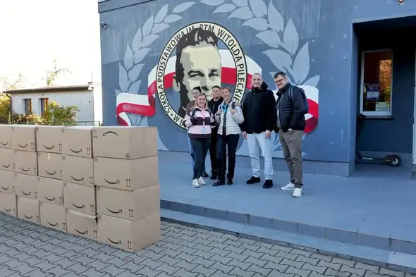 Tysiąc plecaków od wolontariuszy Amazon trafiło do szkół w gminie Kołbaskowo