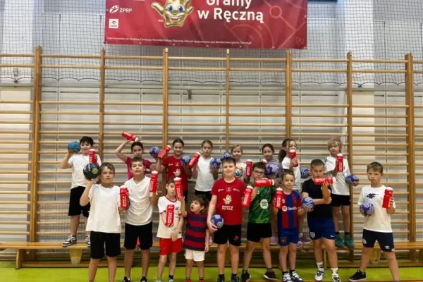 PSP Dobra: bidony i wizyta koordynatorki ZPRP w programie „Gramy w Ręczną”