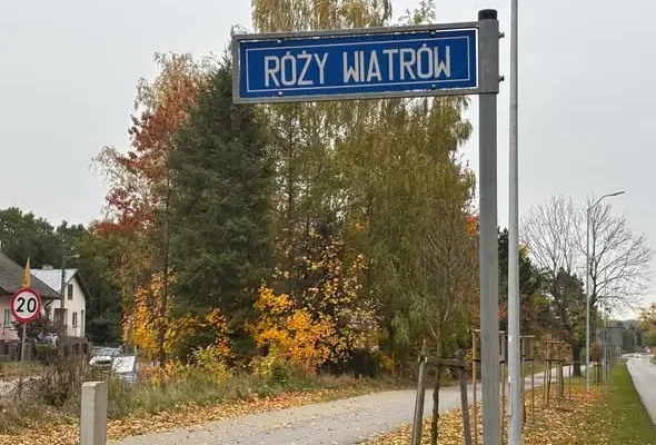 Ulica Róży Wiatrów w Dobrej po modernizacji – nowa nawierzchnia gotowa