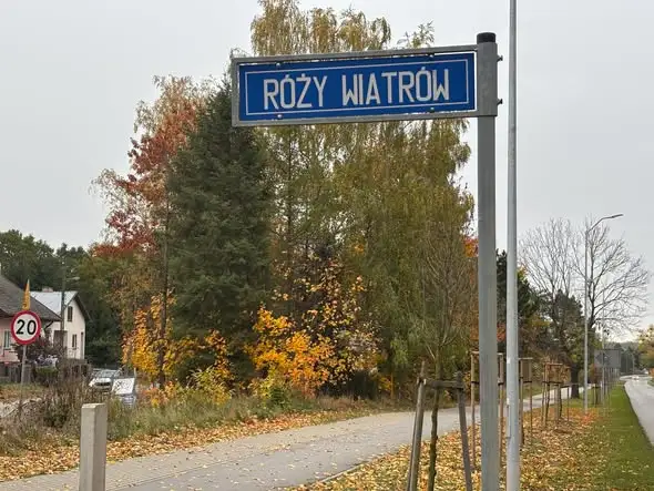 Ulica Róży Wiatrów w Dobrej po modernizacji – nowa nawierzchnia gotowa