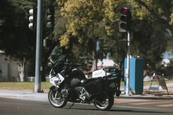 Policyjni motocykliści na drogach powiatu – dwóch kierowców bez uprawnień