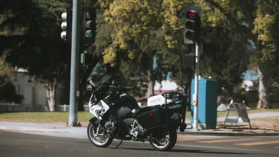 Policyjni motocykliści na drogach powiatu – dwóch kierowców bez uprawnień